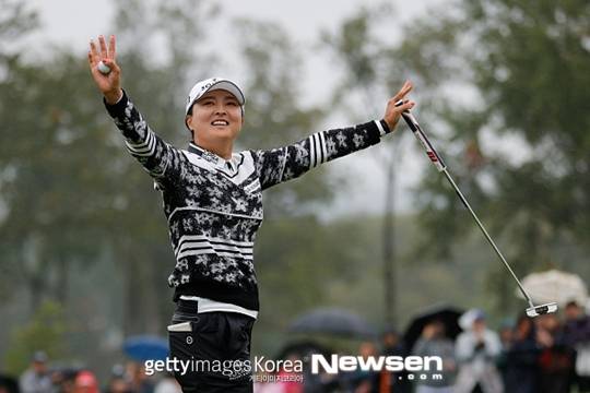 LPGA 톱 랭커로 자리매김한 고진영은 2017년 국내에서 열린 LPGA 'KEB 하나은행 챔피언'십에서 초청 선수 신분으로 우승해 LPGA 시드를 얻어 LPGA 투어로 직행한 바 있다.