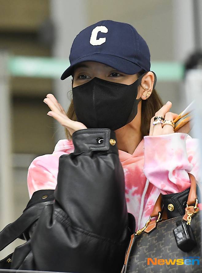 꽃받침하는 리사~