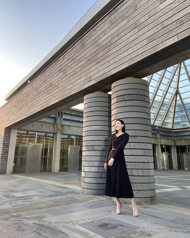 Actor Kim Min-jung has reported on his recent situation in Jeju Island.On October 18, Kim Min-jung posted a photo on his personal instagram saying, IN JEJU (Photo, D.H.) #jeju #sunset #jejusunset.The photo shows Kim Min-jung looking at the glow.Kim Min-jung, who had a bright smile, created a sophisticated yet elegant atmosphere with black long dress fashion.On the 15th, Kim Min-jung said he visited Jeju Island.On the other hand, Kim Min-jung was divided into Jung Sun-a in the TVN Drama Devil Judge which last August.