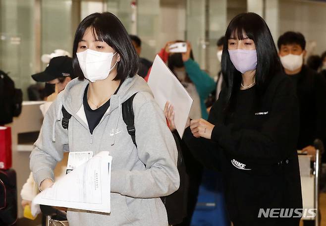 [인천공항=뉴시스] 홍효식 기자 = 학교폭력과 가정폭력 의혹에 휩싸인 이재영(왼쪽), 이다영 쌍둥이 자매가 16일 오후 인천국제공항을 통해 그리스로 출국하고 있다. 이들은 지난 9일 개막한 2021-22 시즌 그리스 리그 PAOK 테살로니키 구단에 합류한다. 2021.10.16. yesphoto@newsis.com