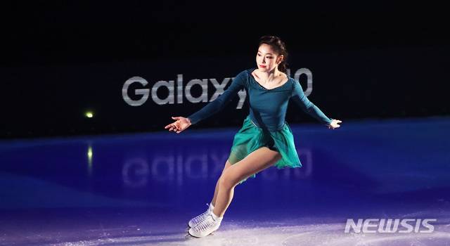 【서울=뉴시스】김선웅 기자 = 6일 오후 서울 송파구 올림픽공원 KSPO DOME(체조경기장)에서 열린 올댓스케이트 2019에서 김연아가 멋진 공연을 선보이고 있다. 2019.06.06. mangusta@newsis.com