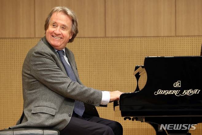 [서울=뉴시스] 박진희 기자 = 오스트리아 피아니스트 루돌프 부흐빈더가 18일 서울 서초구 코스모스아트홀에서 열린 기자간담회에 앞서 연주를 하고 있다. 부흐빈더는 오는 19일부터 24일까지 서울 예술의전당, 대전 예술의전당, 대구 콘서트하우스 내한공연에서 베토벤 작품을 연주할 예정이다. 2021.10.18. pak7130@newsis.com