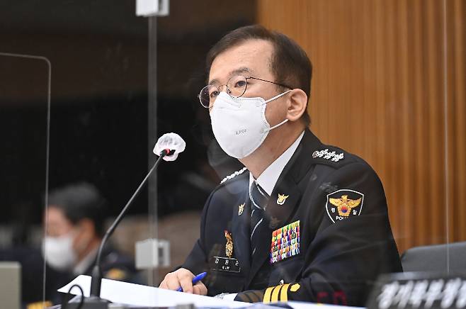 18일 경기도 수원시 경기남부경찰청에서 열린 국회 행정안전위원회의 경기남·북부경찰청에 대한 국정감사에서 김원준 경기남부경찰청장이 질의에 답변하고 있다. 연합뉴스