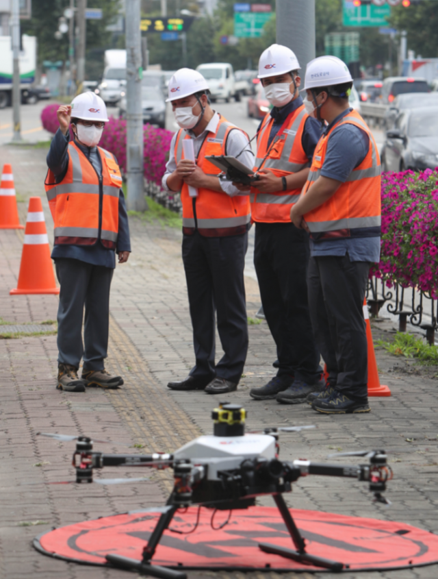▲교량 하부의 균열, 변형 등을 점검하고, 작업자들을 격려하고 있다.