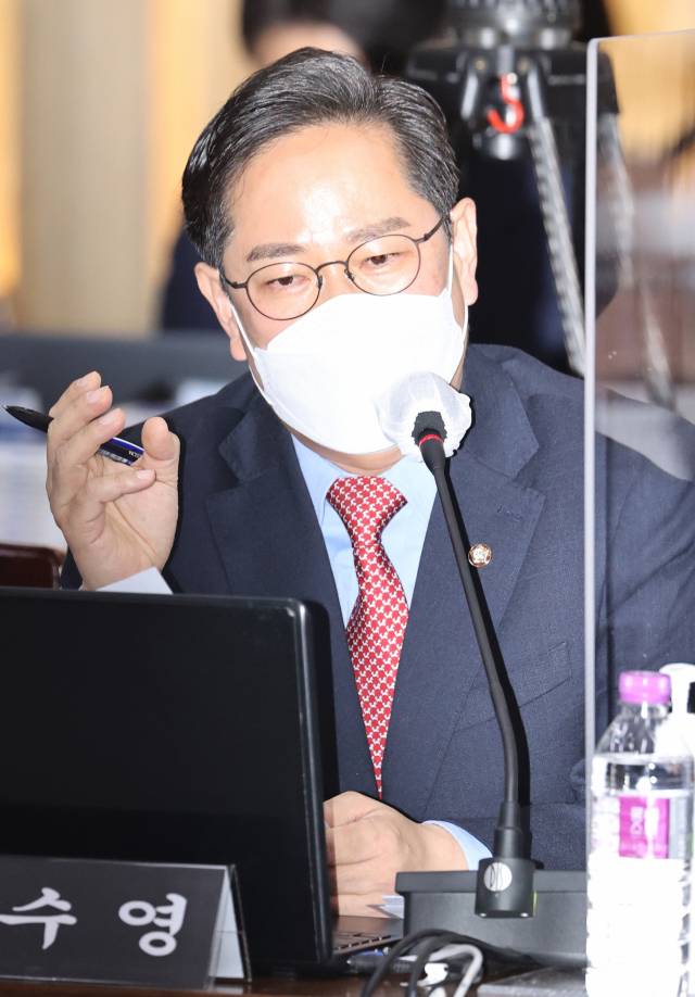 ▲18일 경기도 수원시 경기도청에서 열린 국회 행정안전위원회의 경기도에 대한 국정감사에서 국민의힘 박수영 의원이 질의하고 있다. 연합뉴스