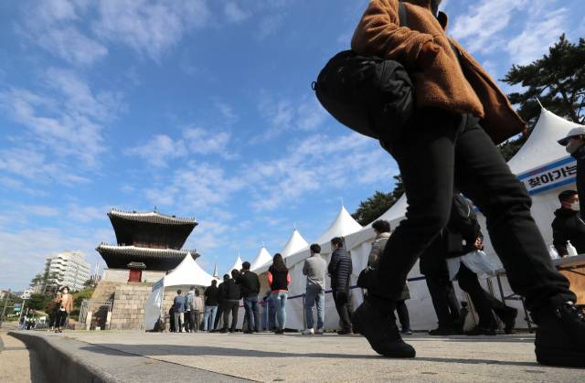 ▲18일 정부가 최근 들어 코로나19 4차 유행 규모가 안정적으로 감소하는 경향이 관측되고 있다고 밝혔다. 이날 오전 서울 종로구 흥인지문 옆에 설치된 찾아가는 선별검사소에서 코로나19 집단감염이 발생한 동대문 인근 시장 종사자들이 검사를 받기 위해 대기하고 있다. ⓒ연합뉴스