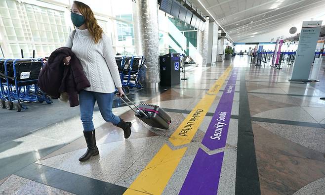 한 여행자가 미국의 공항에 입국하는 모습. AP=연합뉴스