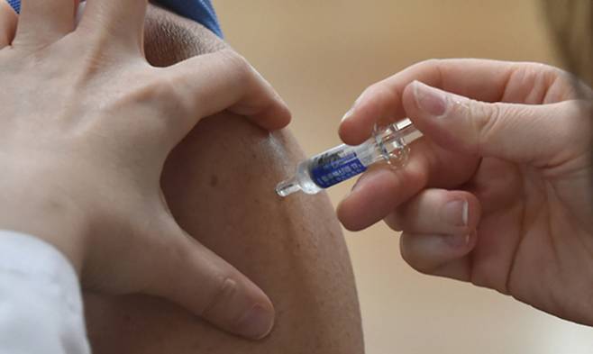 인플루엔자 독감에 대비한 무료 예방접종이 시작된 지난 15일 오후 경기 수원시 팔달구 보건소에서 어르신들이 접종을 받고 있다. 수원=뉴시스