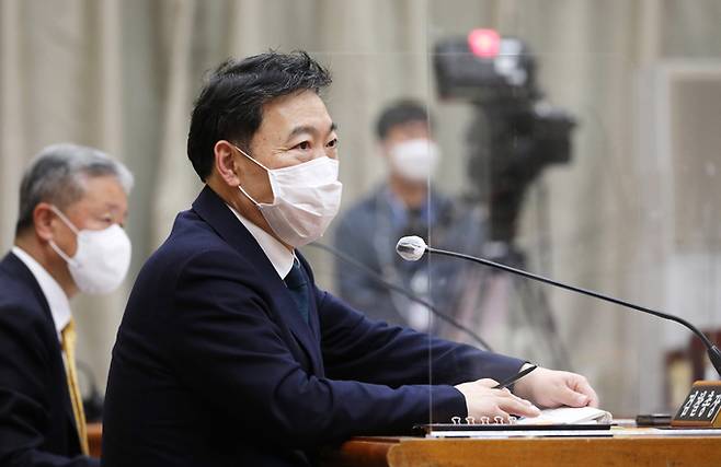 김오수 검찰총장이 18일 서울 서초구 대검찰청에서 열린 국회 법제사법위원회의 대검찰청에 대한 국정감사에서 의원들 질의에 답하고 있다. 뉴스1