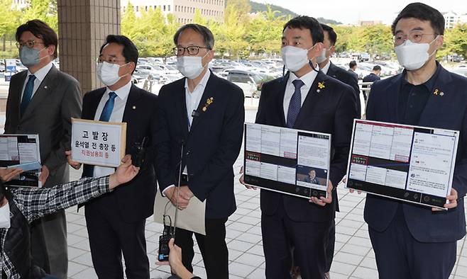 더불어민주당 의원들이 18일 오후 정부과천청사 앞에서 고발장을 들고 취재진 질문에 답하고 있다. 이날 민주당은 윤석열 전 검찰총장 등을 직권남용 및 개인정보 보호법 위반 혐의로 고위공직자범죄수사처(공수처)에 고발했다. 사진 왼쪽부터 황운하 의원, 민병덕 총선개입 국기문란 진상조사 태스크포스(TF) 부단장, 박주민 TF 단장, 김용민 최고위원, 김남국 의원. 연합뉴스
