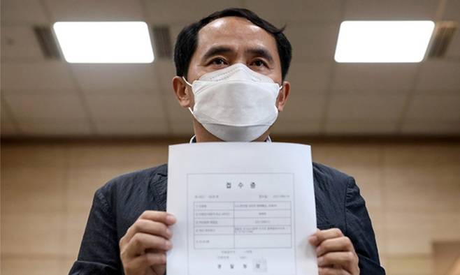 최원일 전 천안함 함장이 지난 6월 14일 서울 서대문구 경찰청 국가수사본부에서 천암함 관련해 욕설과 막말을 한 휘문고 교사 A씨에 대해 명예훼손과 모욕죄 혐의로 고소장을 접수한 뒤 접수증을 들고 있다. 뉴시스