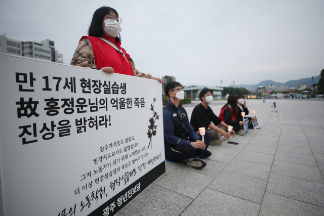 15일 오후 광주 동구 5·18 민주광장에서 현장실습을 하다 숨진 고(故) 홍정운 군을 추모하는 촛불집회가 열리고 있다. / 연합뉴스