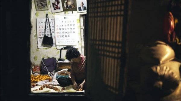 강원도 산골에 사는 68세 할머니의 일상을 담은 다큐멘터리 영화 ‘한창나이 선녀님’이 20일 개봉한다. 뒤늦게 한글을 배우고, 홀로 집짓기에 나서는 등 할머니의 도전이 뭉클한 위로와 울림을 안긴다. 사진｜트리플픽쳐스