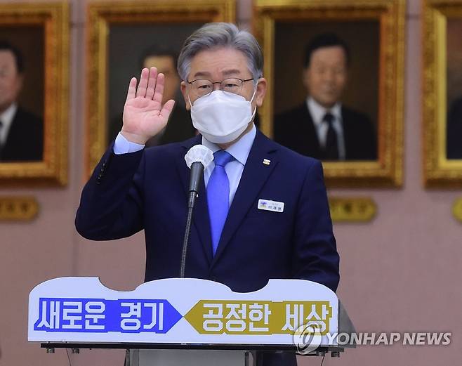 국감 출석한 이재명 경기도지사 (수원=연합뉴스) 더불어민주당 대선 후보인 이재명 경기지사가 18일 경기도 수원시 경기도청에서 열린 국회 행정안전위원회의 경기도에 대한 국정감사에서 선서하고 있다. 2021.10.18 [국회사진기자단] jeong@yna.co.kr