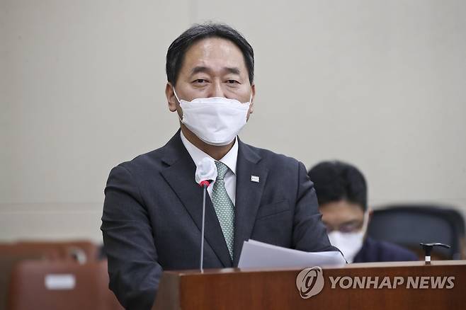 업무보고 하는  김태현 예금보험공사 사장 (서울=연합뉴스) 안정원 기자 = 김태현 예금보험공사 사장이 18일 서울 여의도 국회에서 열린 정무위원회의 예금보험공사 등에 대한 국정감사에서 업무보고를 하고 있다. 2021.10.18 [국회사진기자단] jeong@yna.co.kr