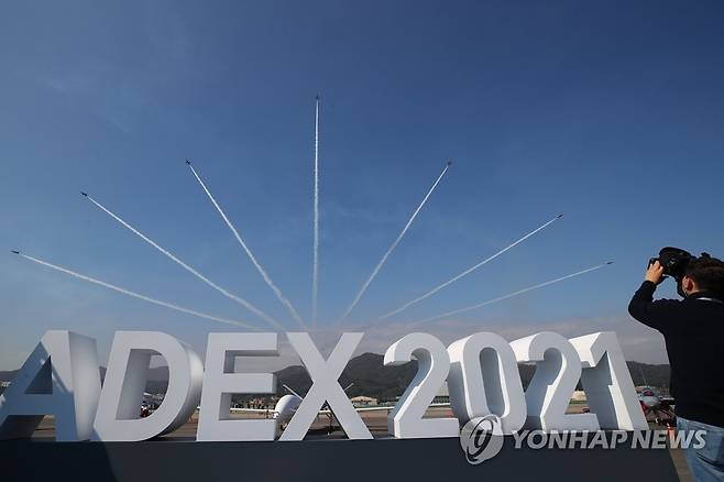 ADEX 2021 축하하는 블랙이글스 비행 (성남=연합뉴스) 김도훈 기자 = 18일 '서울 국제항공우주 및 방위산업 전시회 2021'(서울 ADEX) 프레스데이 행사가 열린 경기도 성남 서울공항 위로 공군 특수비행팀인 블랙이글스가 비행하고 있다.
    이번 전시회에는 역대 최대규모인 28개국에서 440개 업체가 참가했으며 19∼22일은 산·학·연·군 등 관련 분야 종사자 등이, 23일에는 일반인들이 입장할 수 있다. 2021.10.18 superdoo82@yna.co.kr