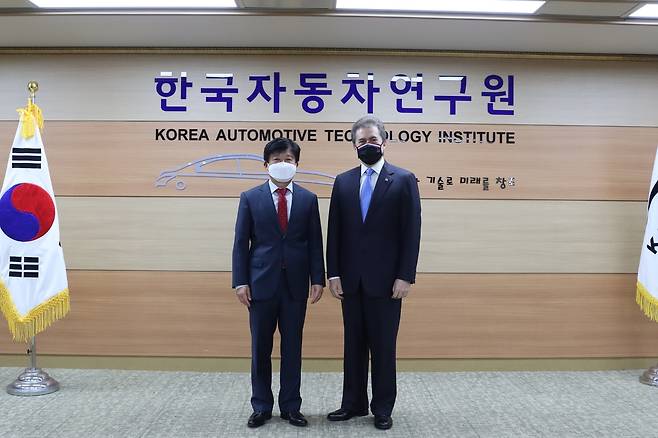 허남용 한자연 원장과 루이스 알베르토 카스틸리오니 파라과이 산업부 장관 [한국자동차연구원 제공. 재판매 및 DB 금지]