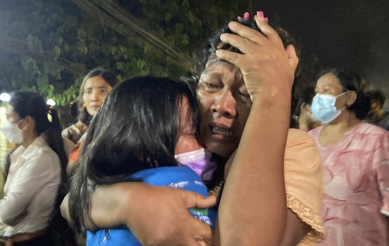 석방된 자녀를 껴안고 있는 어머니. 사진제공:뉴시스