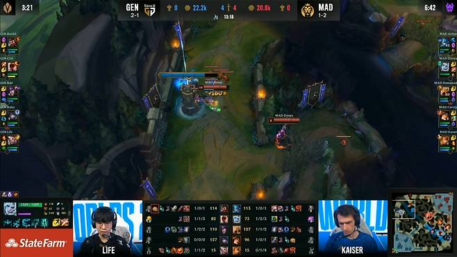 아군이 모두 반대쪽에 있는 상태에서 텔레포트를 타는 모습(이미지 출처=롤드컵 방송)