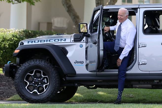 조 바이든 미국 대통령이 지난 8월 미국 워싱턴DC 백악관에서 지프(Jeep) 전기차 ‘랭글러 4xe’를 시승했다가 내리고 있다. 해당 전기차엔 삼성SDI가 배터리를 공급했다. (사진=로이터)