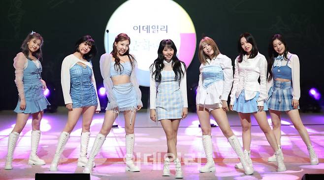 그룹 트와이스가 19일 오후 서울 종로구 세종문화회관에서 열린 ‘제8회 이데일리 문화대상’ 시상식에서 축하공연을 펼치고 있다.(사진=이영훈 기자)