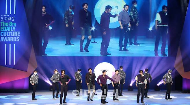 그룹 뉴이스트가 19일 오후 서울 종로구 세종문화회관에서 열린 ‘제8회 이데일리 문화대상’에서 멋진 무대를 선보이고 있다.(사진=방인권 기자)