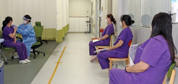지난 12일 충북 청주시 오송읍에 위치한 한 병원에서 의료진들이 부스터샷 접종을 받고 있다. [사진=뉴스1]