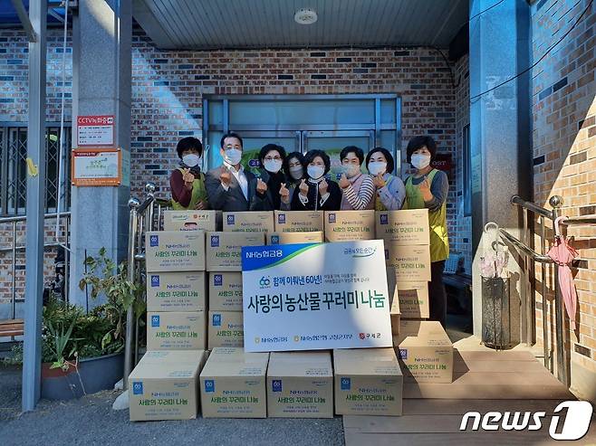 농협 중앙회 고창군지부()지부장 진기영는 19일 사회복지시설인 고창늘푸른재가복지센터, 고창재가복지센터 2곳과 문화·예술단체인 책이 있는 풍경, 국악예술단 고창에 농산물꾸러미 100세트와 공익기금 1500만원을 전달했다. © 뉴스1