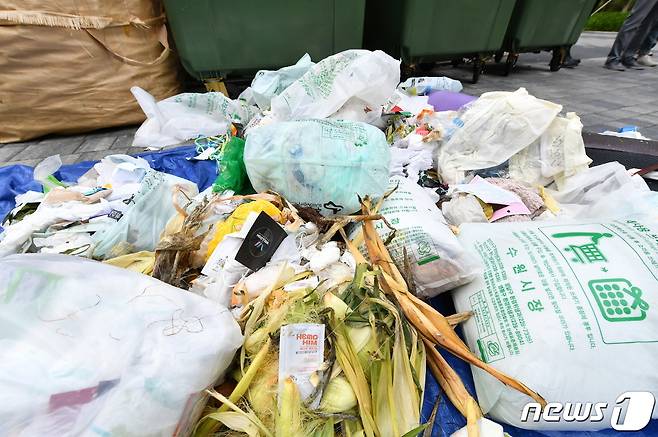 지난 6월 진행한 공동주택 소각용 쓰레기 종량제봉투 표본검사.(수원시 제공)© 뉴스1