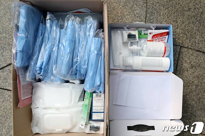 '인천형 코로나19 재택치료'가 시작하는 19일 오전 인천시 부평구 보건소에 재택치료 물품이 놓여져 있다.   2021.10.19/뉴스1 © News1 정진욱 기자