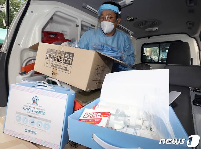 '인천형 코로나19 재택치료'가 시작하는 19일 오전 인천시 부평구 보건소 관계자가 재택치료 물품을 확인하고 있다.  2021.10.19/뉴스1 © News1 정진욱 기자