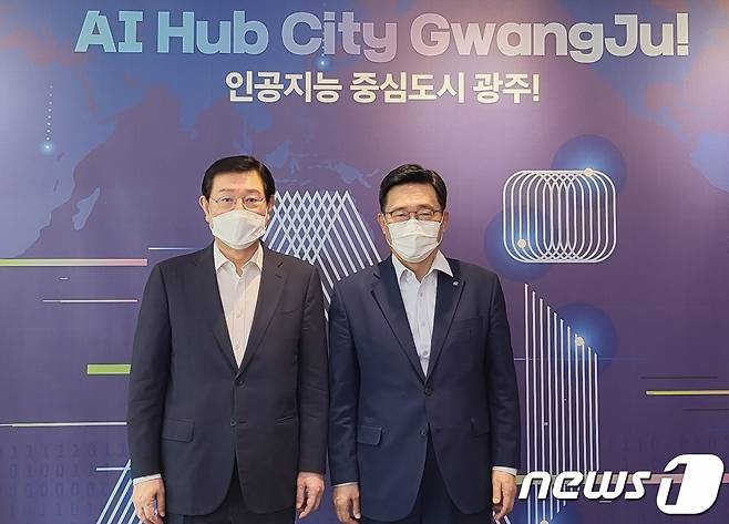 한국농수산식품유통공사 김춘진 사장(오른쪽)은 19일 이용섭 광주광역시장을 만나 '농장에서 식탁까지 Net Zero(탄소중립)' 식생활 캠페인인 '코리아 그린푸드 데이' 등 국민체감형 ESG실천에 상호 협력하기로 했다.(좌측)© 뉴스1