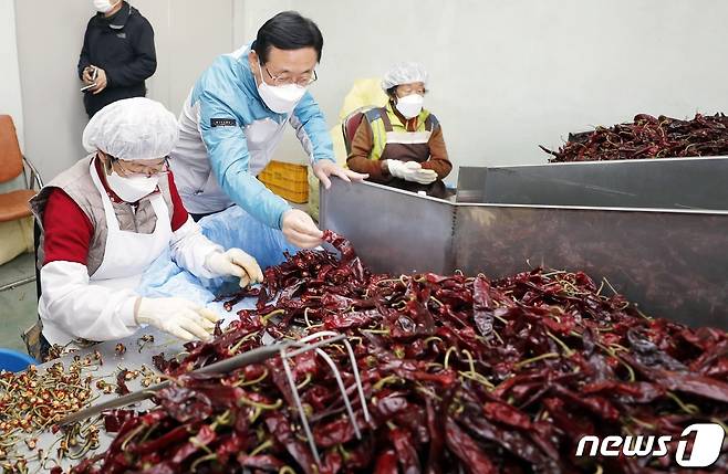 이차영 괴산군수가 건고추 수매현장에서 물량을 살펴보고 있다.(괴산군 제공)© 뉴스1