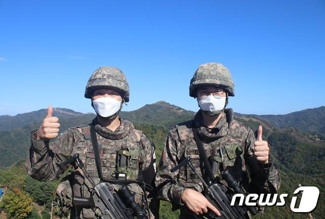 전역 전 휴가 반납하고 GP 근무를 자원한 오준표(사진 왼쪽)·이재원 병장.(육군 22사단 제공) 2021.10.19/뉴스1