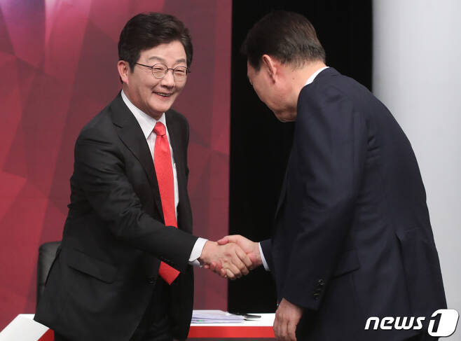 유승민(왼쪽), 윤석열 국민의힘 대선경선 후보 2021.10.18/뉴스1 © News1 여주연 기자
