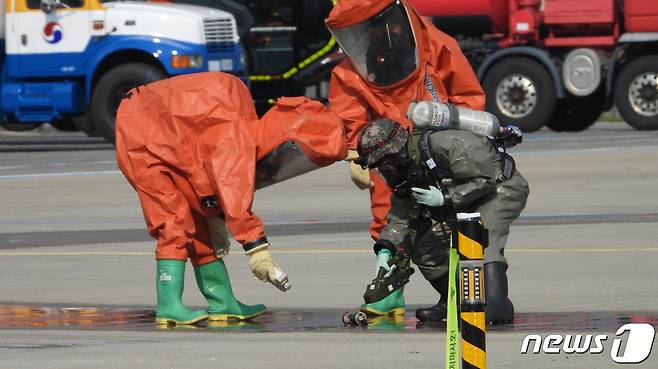 충북경찰청과 대테러 관계기관들이 19일 청주국제공항에서 합동 테러 대응 훈련을 펼치고 있다.(충북경찰청 제공).2021.10.19/© 뉴스1