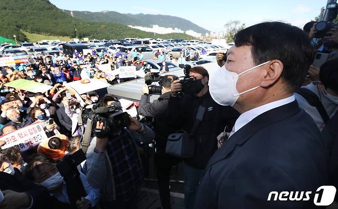 윤석열 국민의힘 대선경선 후보가 19일 오후 부산 연제구 부산개인택시조합을 방문해 발언하고 있다. 2021.10.19/뉴스1 © News1 여주연 기자