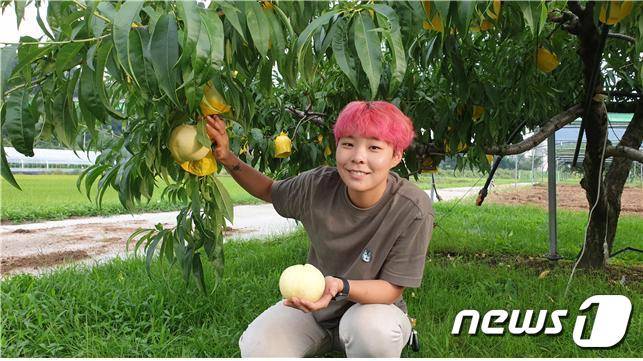 강원 원주 치악산 일대에서 복숭아를 재배 중인 신승빈씨(28). (원주시 제공.) 2021.10.19/뉴스1