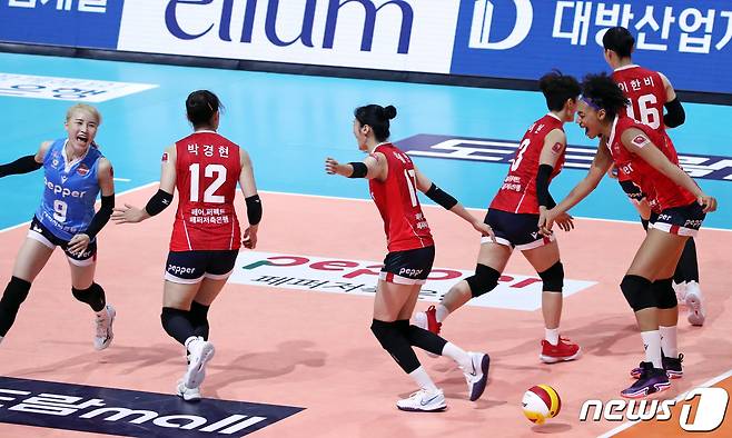 19일 오후 광주 서구 화정동 염주종합체육관에서 열린 프로배구 '2021-22시즌 도드람 V리그' 여자부 페퍼저축은행과 KGC인삼공사의 경기에서 페퍼저축은행 선수들이 첫 득점을 한 뒤 기뻐하고 있다. 2021.10.19/뉴스1 © News1 황희규 기자