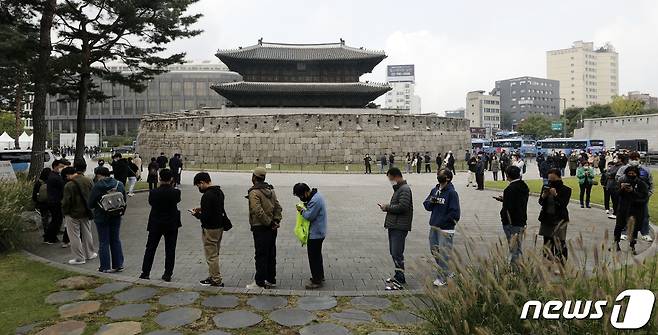 동대문종합시장에서 코로나19 집단 감염이 발생한 19일 서울 종로구 흥인지문 옆에 마련된 찾아가는 선별검사소에서 시민들이 줄 서 있다. 2021.10.19/뉴스1 © News1 안은나 기자