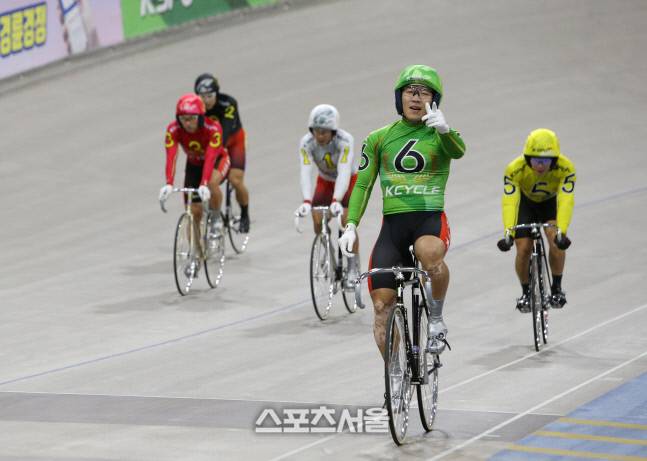 임채빈이 경륜개장 27주년 기념 대상경륜 특선결승에서 가장 먼저 결승선을 통과한 뒤 승리의 세리머니를 펼치고 있다.&nbsp; 제공 | 국민체육진흥공단