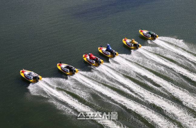경정 선수들이 미사리경정장에서 온라인스타트 직후 경주수면을 질주하고 있다.&nbsp; 제공 | 국민체육진흥공단