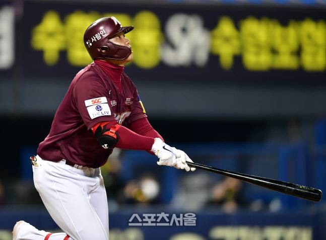 키움 김웅빈이 19일 잠실 LG전에서 5회초 대타로 나서 3점포를 쏘아 올리고 있다. 잠실 | 강영조기자 kanjo@sportsseoul.com