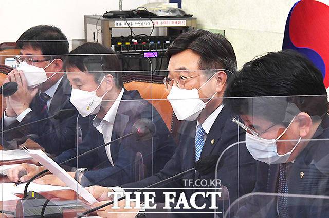 더불어민주당은 19일 김용판 국민의힘 의원을 윤리위에 제소, 제명을 추진하겠다고 밝혔다. 이날 민주당 국정감사대책회의 모습. /국회사진취재단