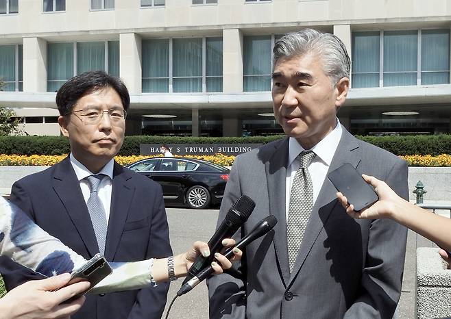 지난 8월30일(현지 시각) 미국 워싱턴DC 국무부 청사에서 노규덕 한반도평화교섭본부장(왼쪽)과 협의를 마친 성 김 미 대북특별대표가 기자들의 질문에 답하고 있다. /워싱턴공동기자단
