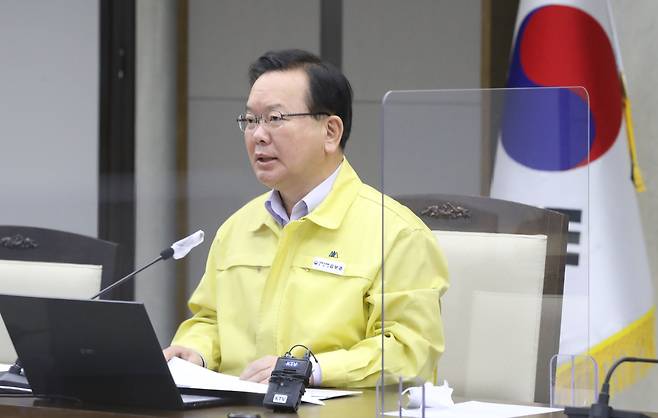 김부겸 국무총리(중앙재난안전대책본부장)가 19일 오전 정부세종청사에서 열린 코로나19 대응 중앙재난안전대책본부 회의를 주재하며 민주노총의 총파업 자제를 촉구하고 있다. /뉴시스