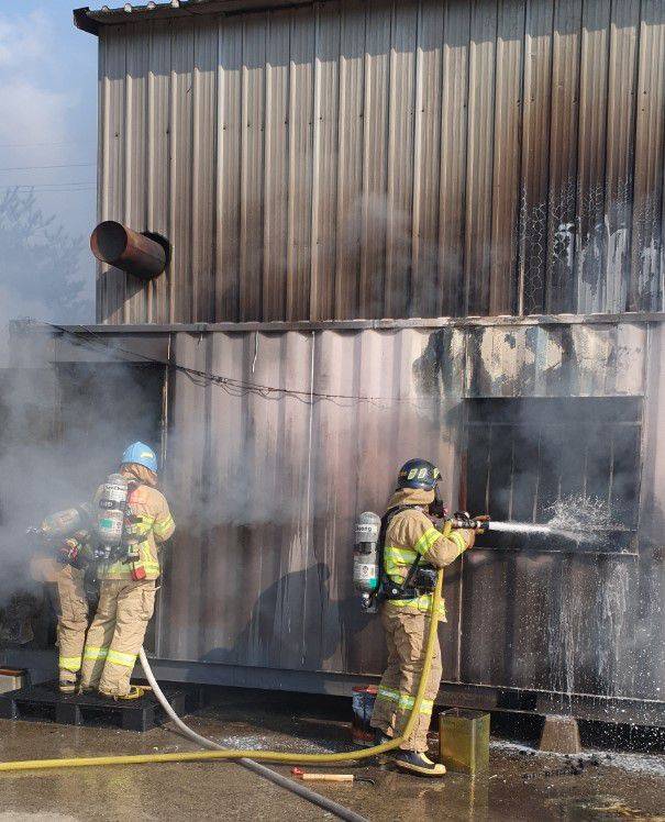 19일 오전 9시46분쯤 충남 청양군 화성면 장계리 화성농공단지에 있는 한 컨테이너 사무실에서 불이 나 4명이 숨졌다. /충남소방본부