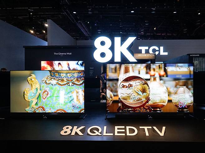 중국 디스플레이 업체 TCL이 지난해 1월 열린 CES2020에서 8K 해상도의 퀀텀닷-액정표시장치(QLED·QD-LCD) TV 등 다양한 LCD TV를 전시한 모습. /TCL 제공