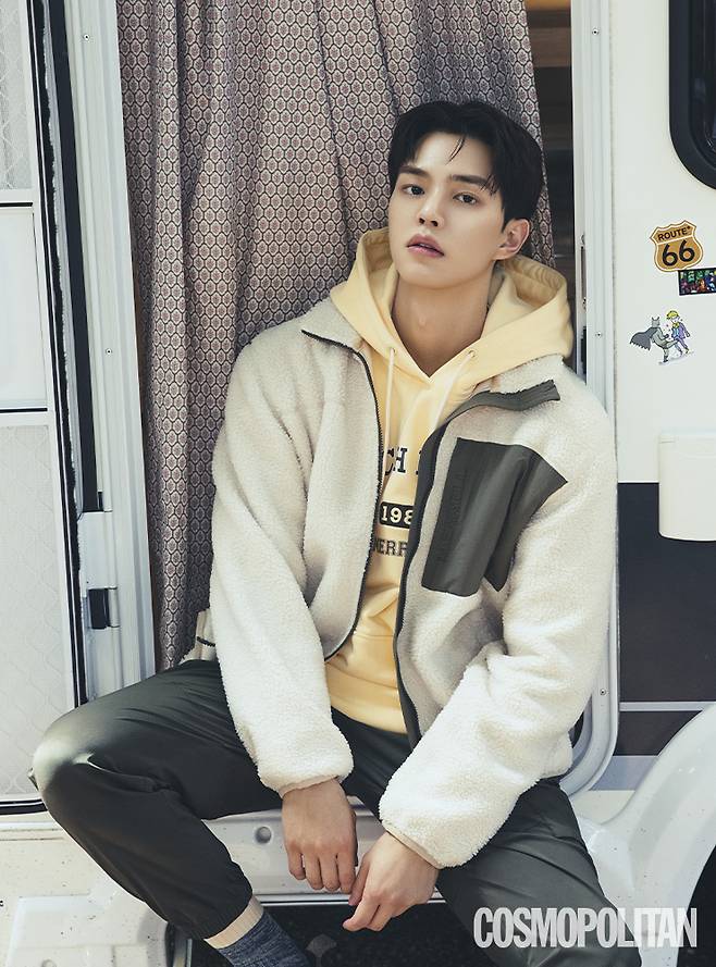 캐주얼한 그래픽 레터링 후드 티셔츠, 우븐 패치 디테일이 가미된 부클 재킷, 포켓 디자인 카고 팬츠 모두 머렐.