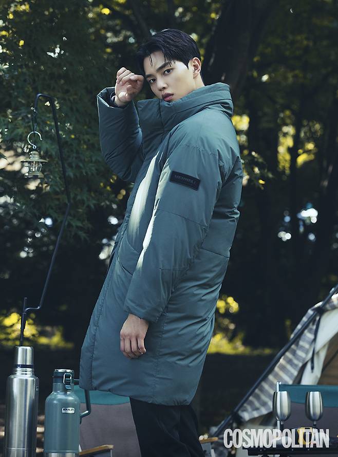 가벼운 착용감이 인상적인 하이넥 스타일 롱 다운 재킷, 심플한 블랙 컬러 팬츠 모두 머렐.